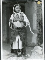 07-fk74 Młoda kobieta z wrzecionem, WH Zigeuner Frau in Bulgarien 1941