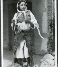 07-fk74 Młoda kobieta z wrzecionem, WH Zigeuner Frau in Bulgarien 1941