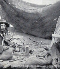 Przy pracy - wędrowny warsztat kotlarski, pojedyncza karta wycięta z nieznanego periodyku w języku czeskim, 1913