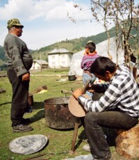 Naprawa garnka, obóz wędrownych kotlarzy (Kełderasze), fot. Andrzej Grzymała-Kazłowski, Capu Codrului, Bukowina rumuńska, IX 2003