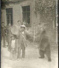 Tanz-Bären und Zigeuner, Cyganie z tańczącym niedźwiedziem, autor nieznany, Bałkany circa 1920