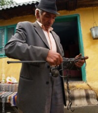 Kowal z wykonaną przez siebie wagą (Romowie Karpaccy), fot. Andrzej Grzymała-Kazłowski, Probota k. Suczawy, Bukowina rumuńska, V 2012