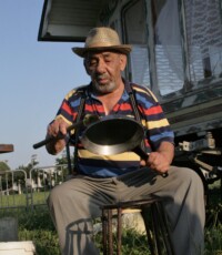 Kak Blumi przy bieleniu/cynowaniu patelni (Polska Roma – Andrychów), fot. Andrzej Grzymała-Kazłowski, Kraków, VI 2014