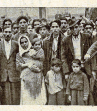 Fot. Przedstawia Romów w Nowej Hucie umieszczona w artykule J. Wolanowskiego Cygańskie skrzypce, Tygodnik Ilustrowany Świat 1952.