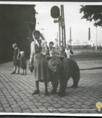Dziewczynka z niedźwiedziem, autor nieznany, fotografia na papierze, dworzec kolejowy w Mendig, Nadrenia Palatynat, Niemcy, 1932