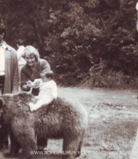 Niedźwiednik z niedźwiedziem wśród wczasowiczów, autor i miejsce nieznane, Bułgaria circa 1975