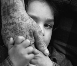 16.08.2001
ULICA SIENKIEWICZA W ZABRZU TWORZY SWEGO RODZAJU CYGAÁSKIE GETTO. W ZAMKNI¢TEJ SPOüECZNOåCI IZOLOWANI CYGANIE RZDZ SI¢ SWOIMI PRAWAMI, ICH DZIECI NIE CHODZ DO SZKIOüY.
FOTO ARKADIUSZ GOLA